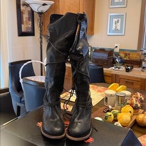 NWB Freebird Coal Black Snake size 12